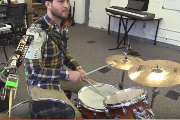 Third Arm Robot: Wearable Robot for Musicians